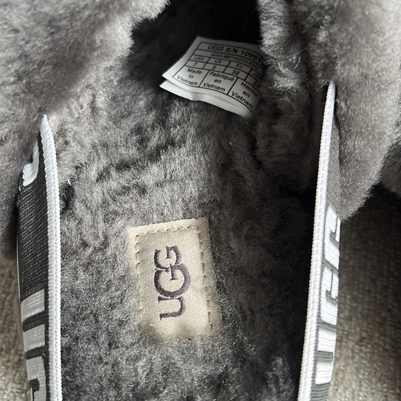 UGG Fluff Yeah Slides. Great condition. Size 7. - Picture 7 of 8